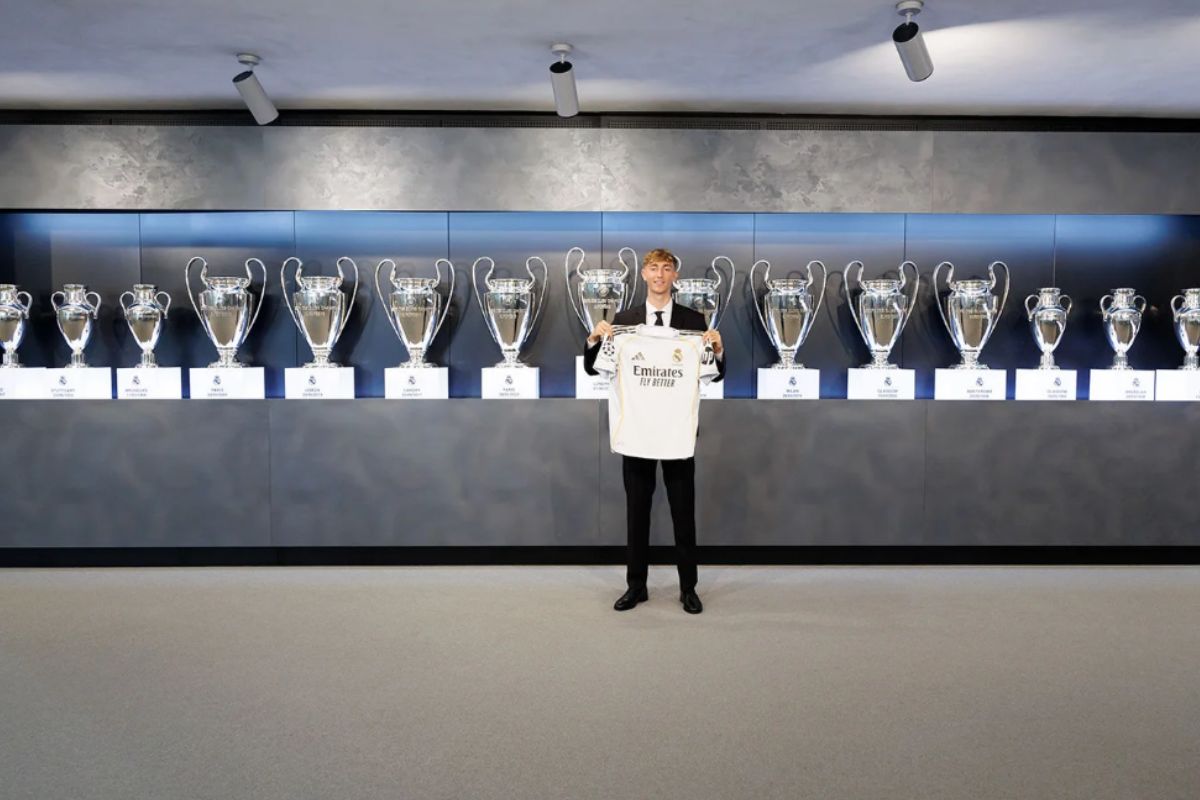 Huijsen con la camiseta del Real Madrid en su presentación