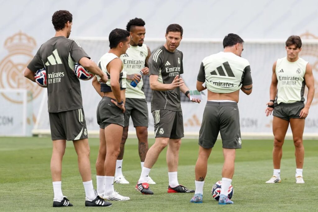 Xabi hablando en el entrenamiento