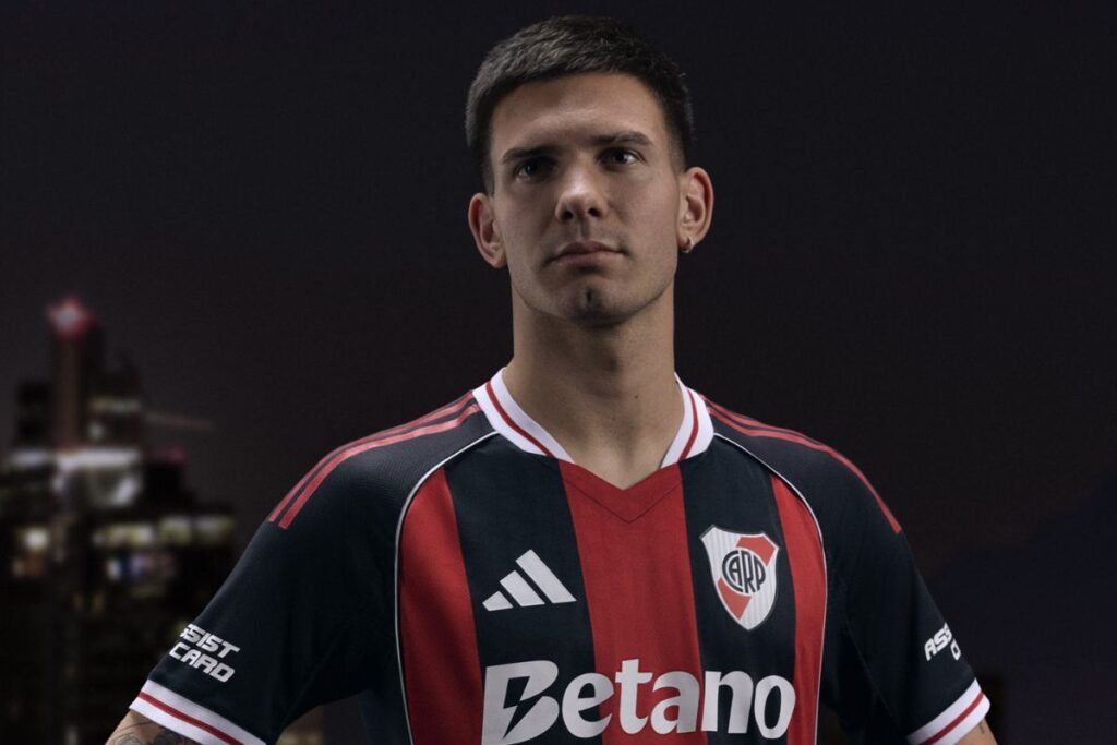 Franco Mastantuono con la camiseta de River