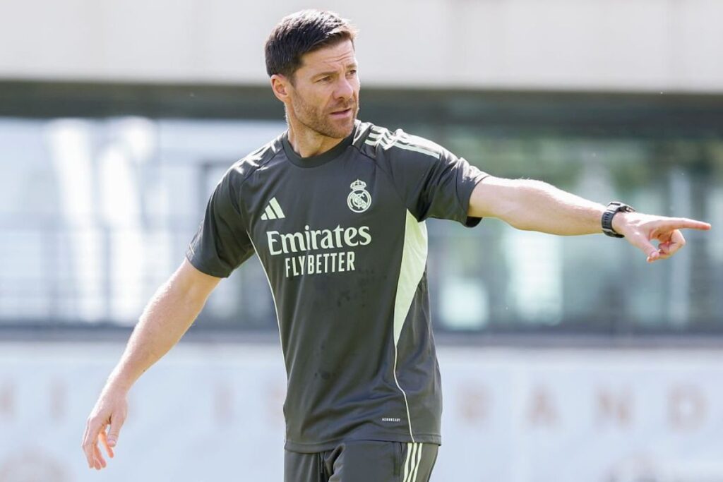 Xabi Alonso dando indicaciones en el entrenamiento