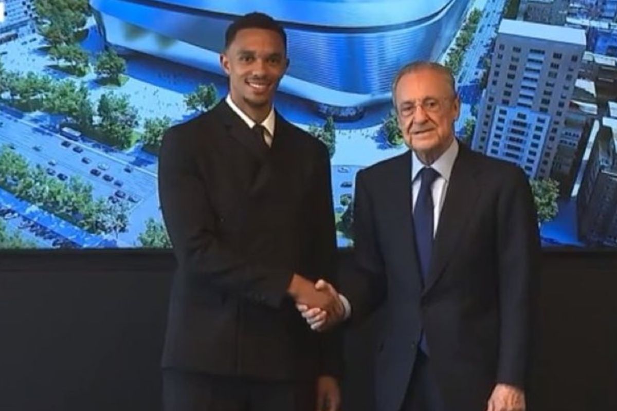 Alexander-Arnold y Florentino en la firma de contrato