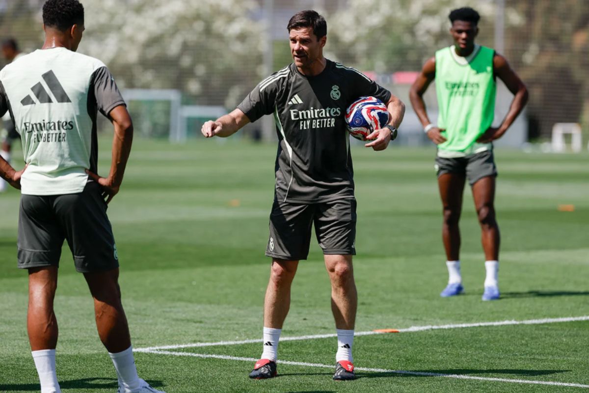 Xabi hablando con Bellingham y Tchouaméni