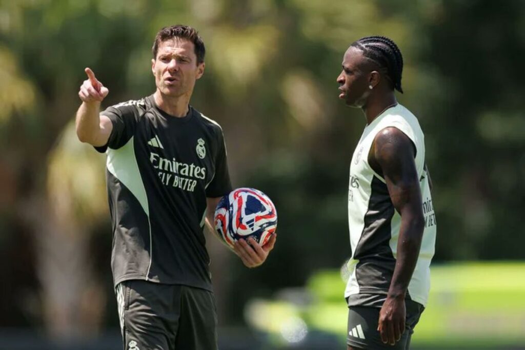 Vinicius hablando con Xabi