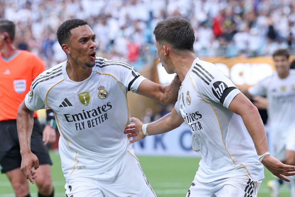Trent y Arda celebrando un gol en el Mundial
