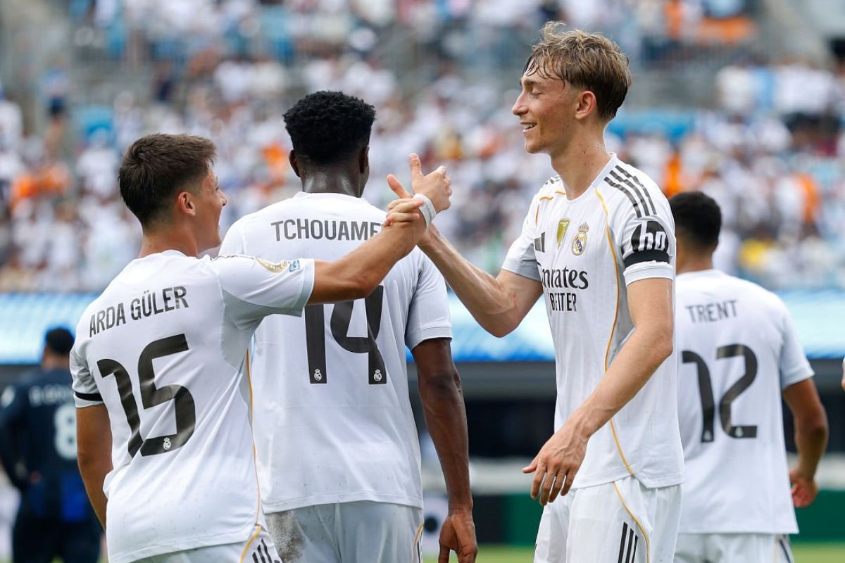 Huijsen dándole la mano a Arda Güler