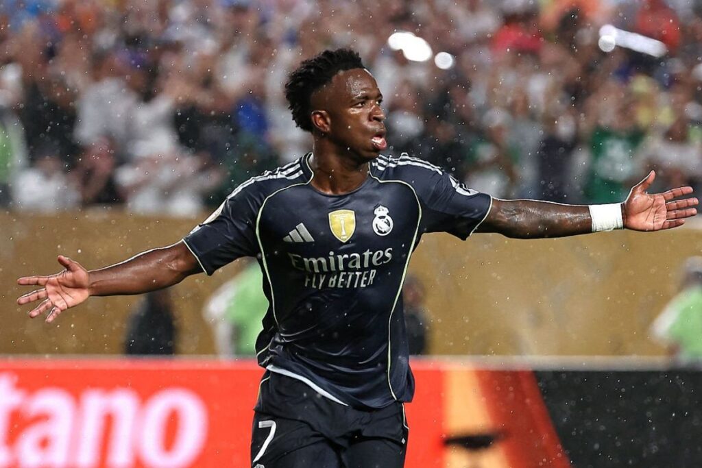 Vinicius celebrando su gol al Salzburgo