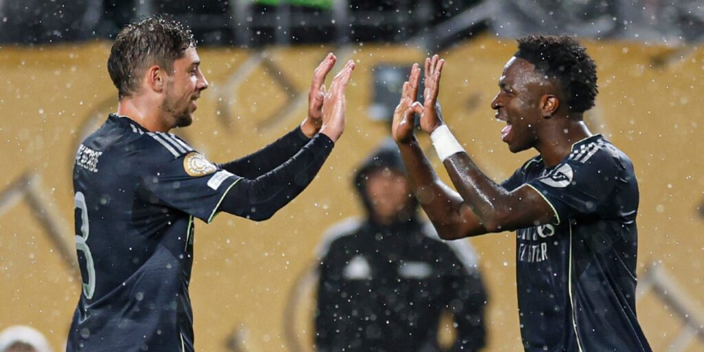 Vini celebra el tanto de Valverde tras su taconazo. (@realmadrid)
