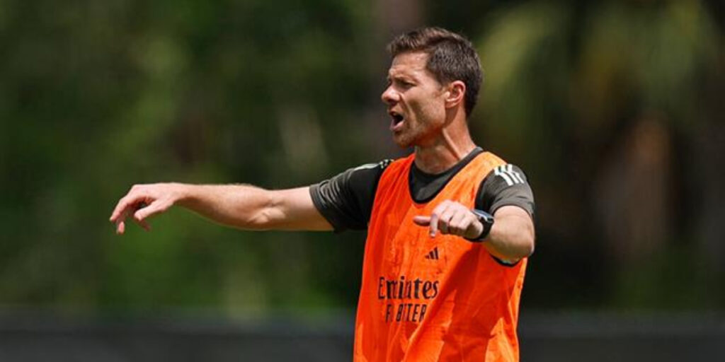 Xabi, en busca de un centrocampista. (@realmadrid)