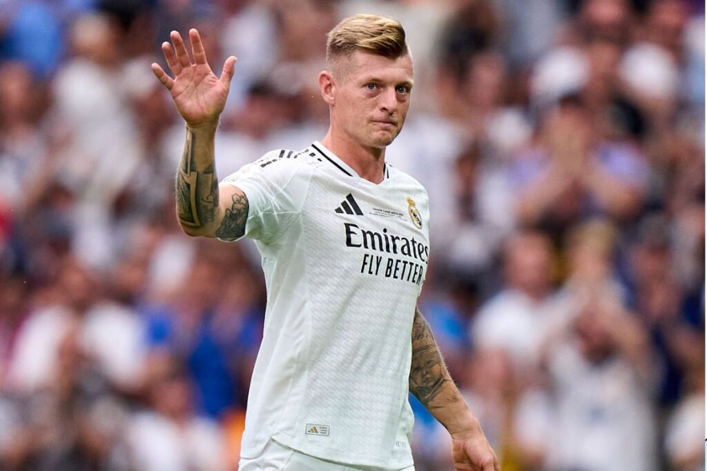 Kroos saludando a los aficionados en un partido de leyendas