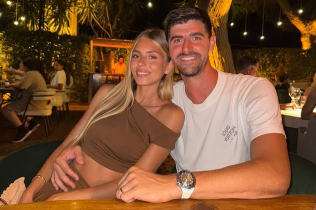 Courtois y Mishel en vacaciones