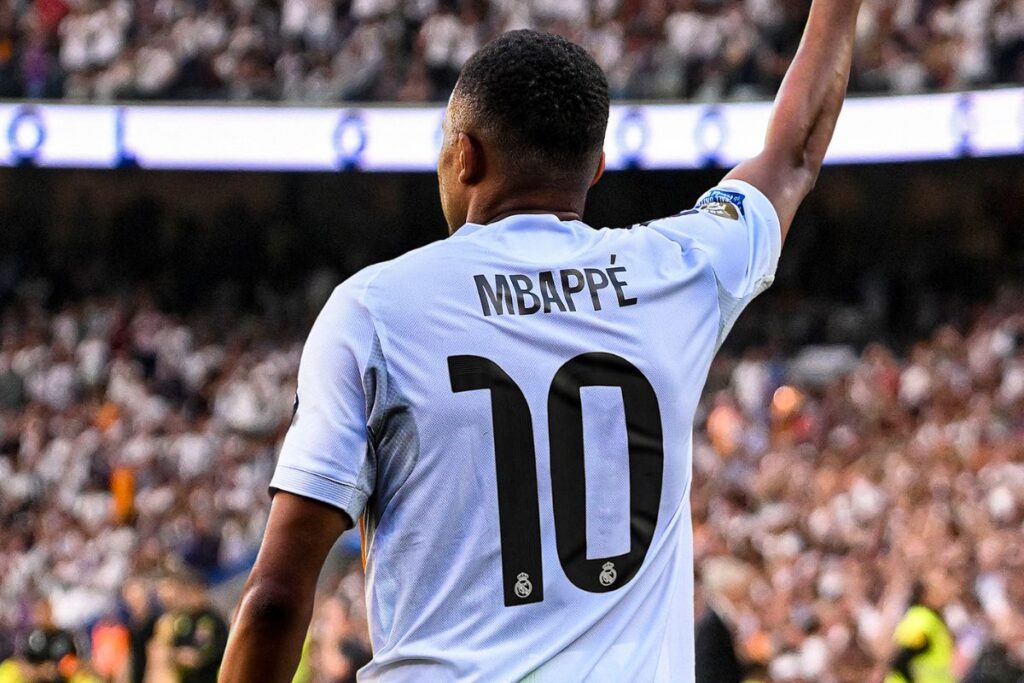 Mbappé en montaje con el dorsal 10