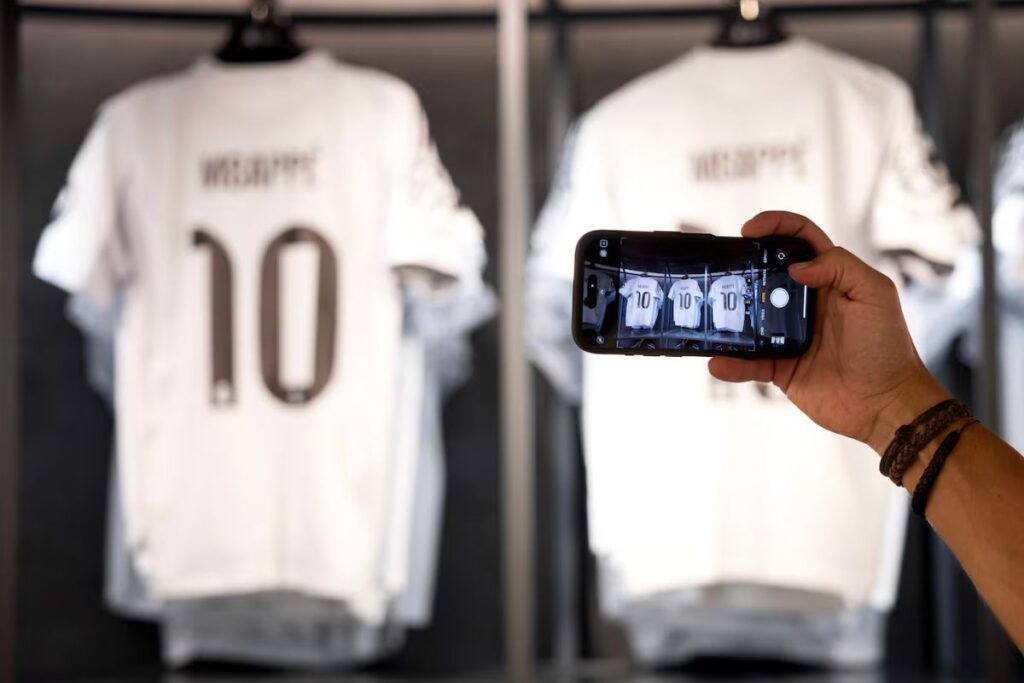 La tienda del Real Madrid con el 10 de Mbappé