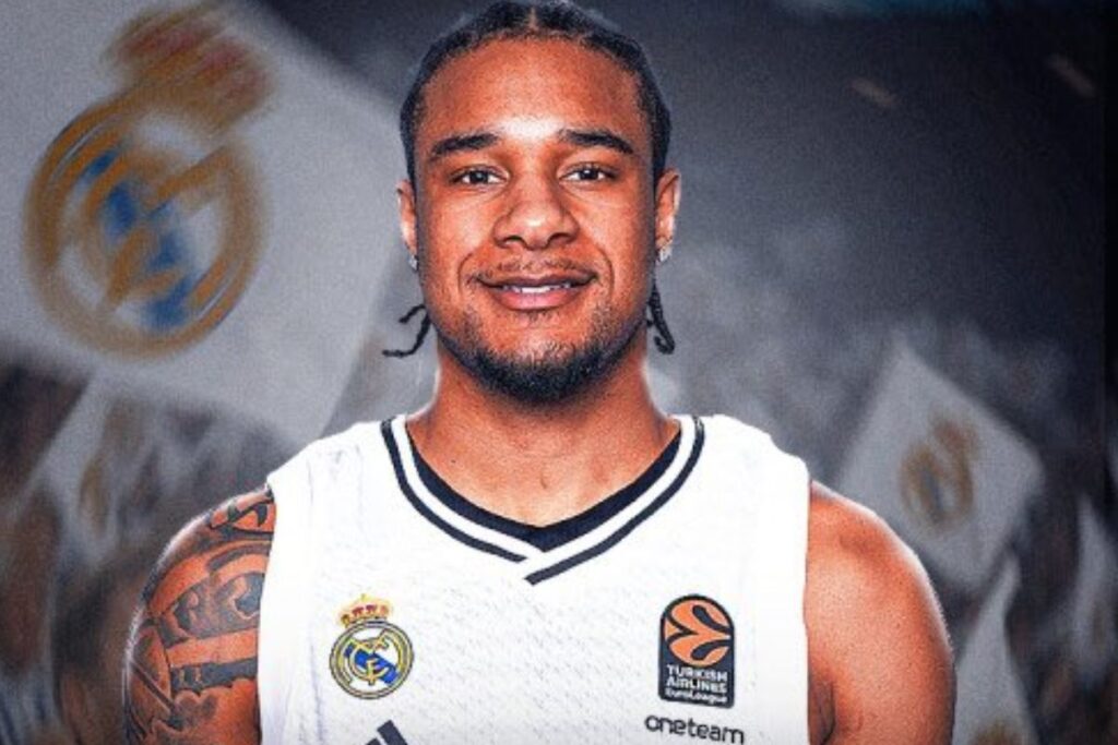 Chuma Okeke vestido del Real Madrid
