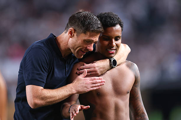 Xabi hablando con Rodrygo