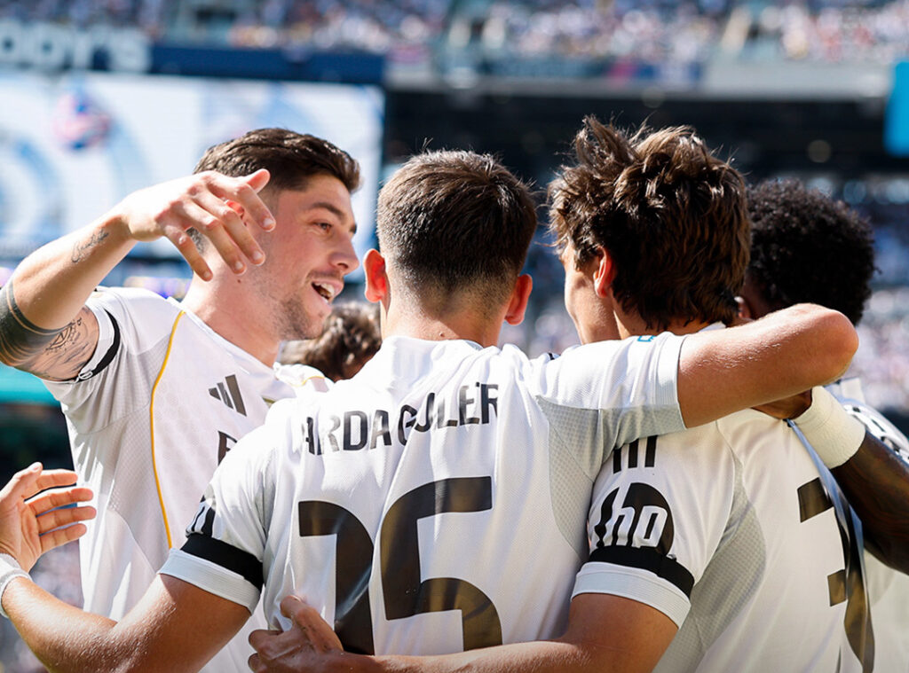 Los jugadores blancos celebran el primer tanto ante el Dortmund. (@realmadrid).