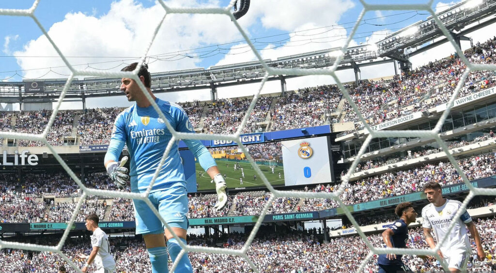 Courtois lamenta uno de los tantos del PSG (Getty)