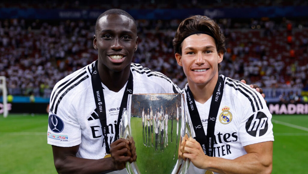 Mendy y Fran García posan con el Supercopa de Europa 2024 (Getty).