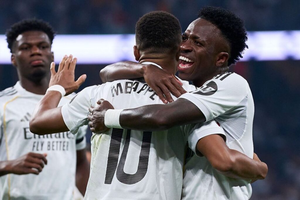 Vini y Mbappé celebrando un gol a Osasuna