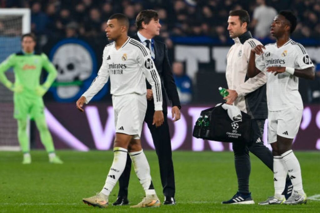 Mbappé siendo atendido ante el Atalanta