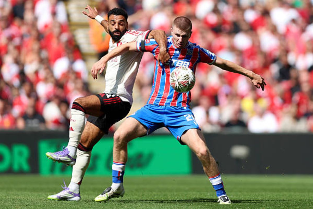 Wharton pugnando un balón con Salah