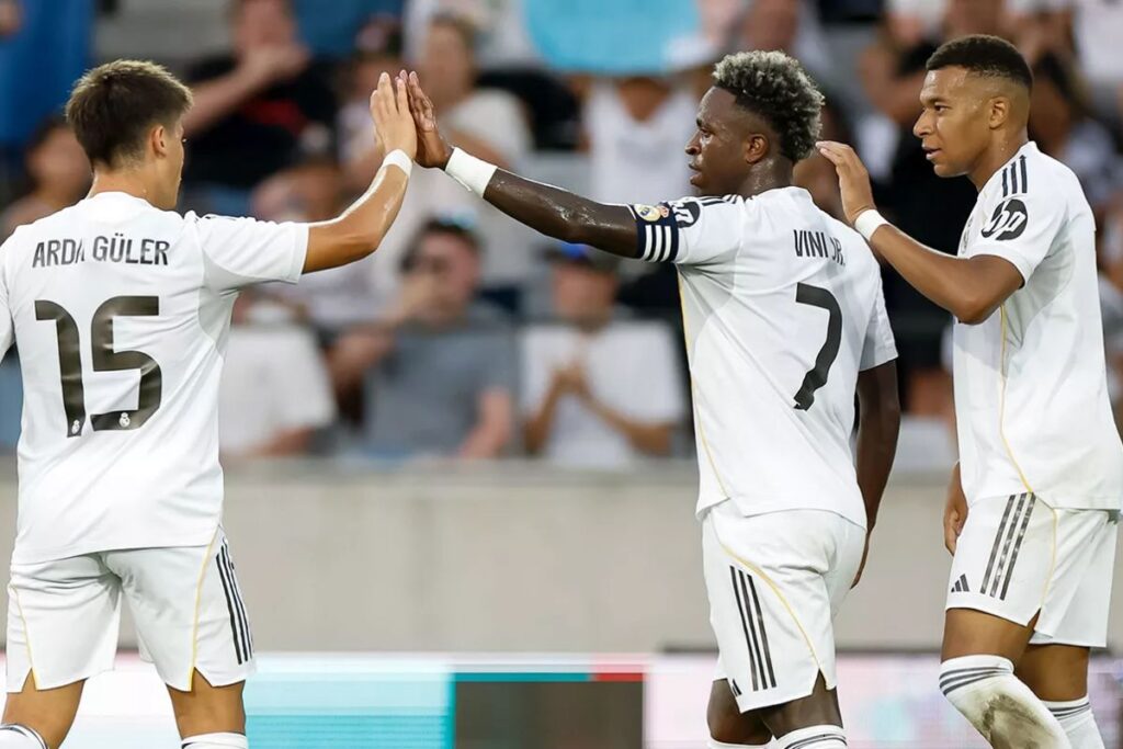 El Real Madrid celebrando un gol al Tirol