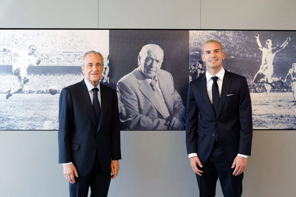 Mastantuono con Florentino posando junto a una foto de Di Stéfano
