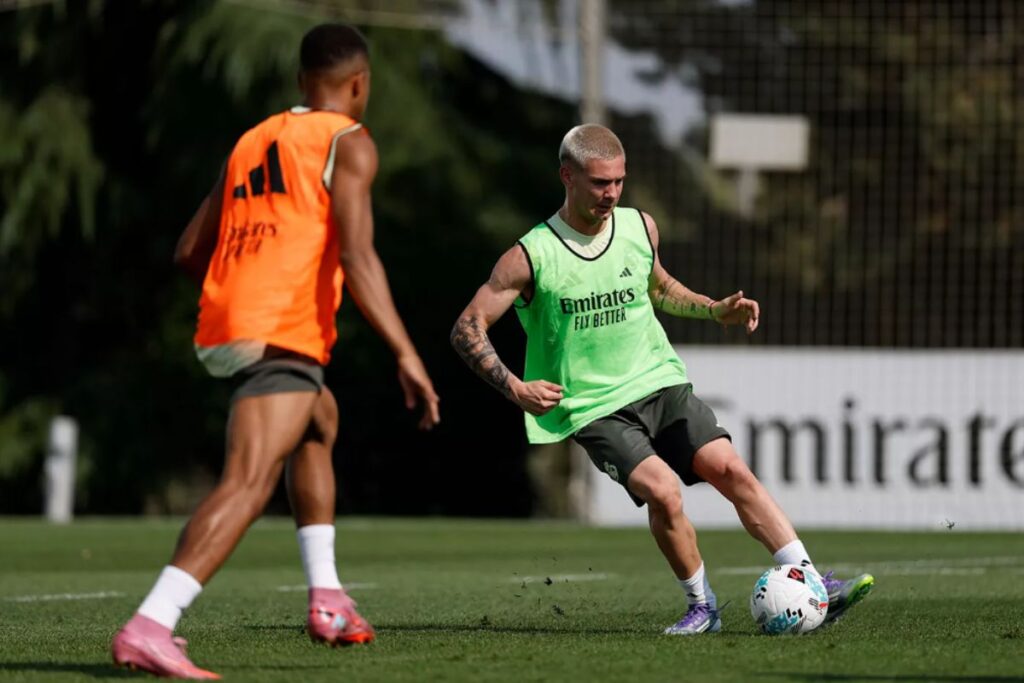 Mastantuono entrenando con el Real Madrid