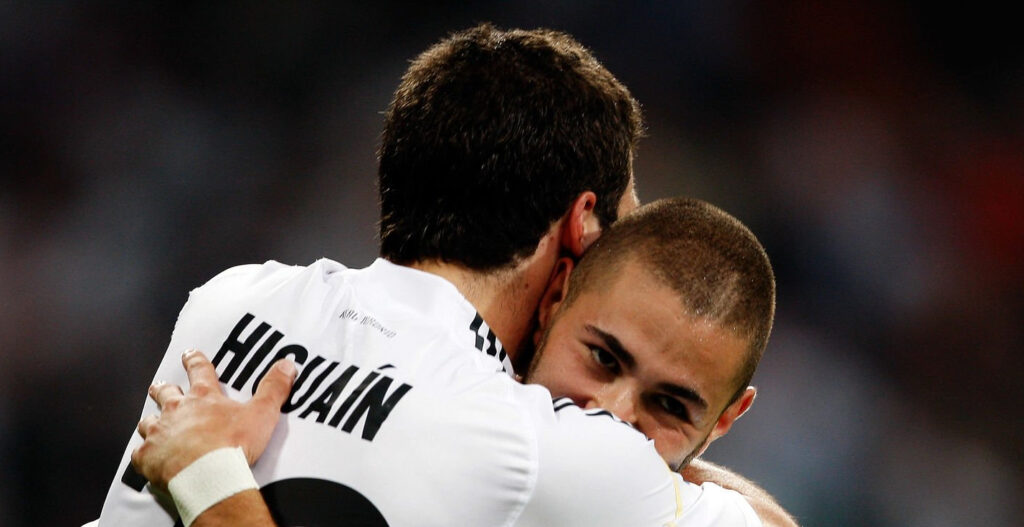 Higuaín y Benzema, durante su etapa en el Real Madrid (Getty)