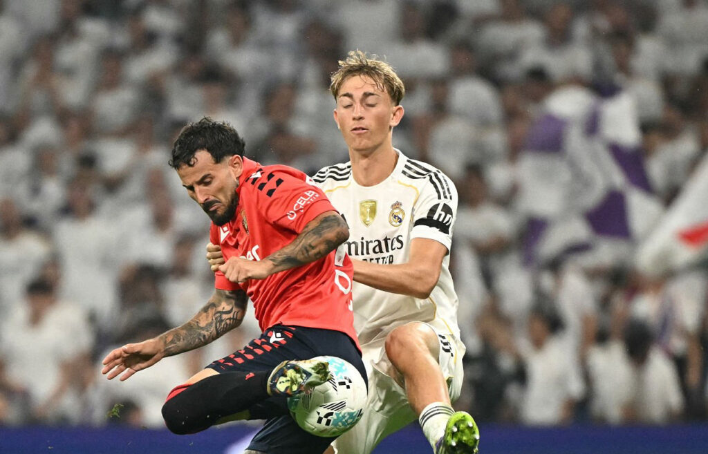 Huijsen pugna por un balón (Getty)