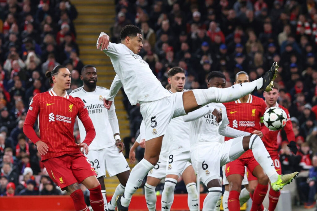 Jude Bellingham pugnando por un balón en Anfield la pasada campaña (Getty)