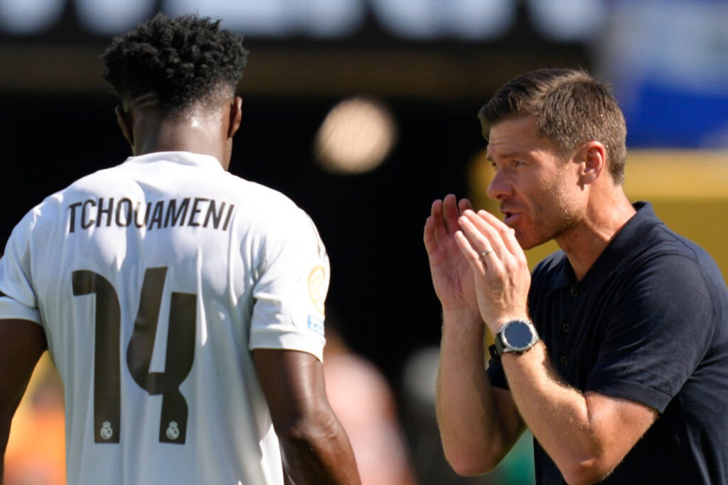 Xabi conversa con Tchouaméni durante un encuentro del Mundial de Clubes (Getty).