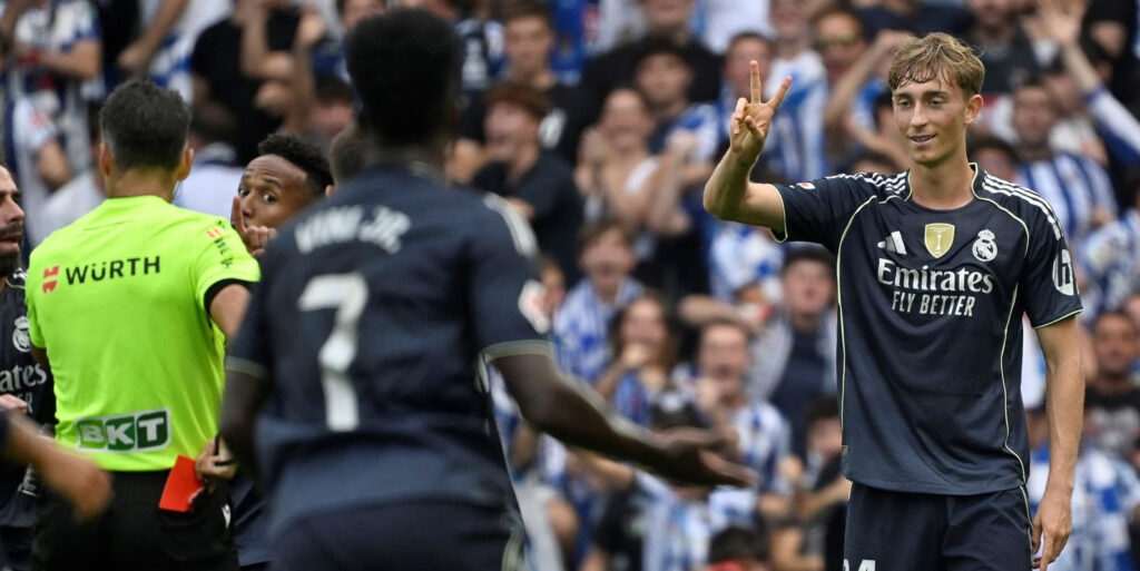 Un estoico Real Madrid vuelve a tumbar al CTA (1-2) Huijsen protesta la expulsión ante Jesús Gil (Getty)