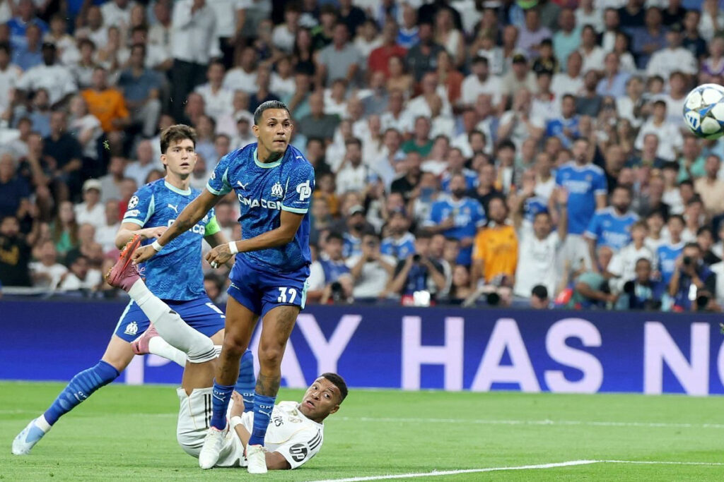 Mbappé, a punto de marcar de chilena (Getty)
