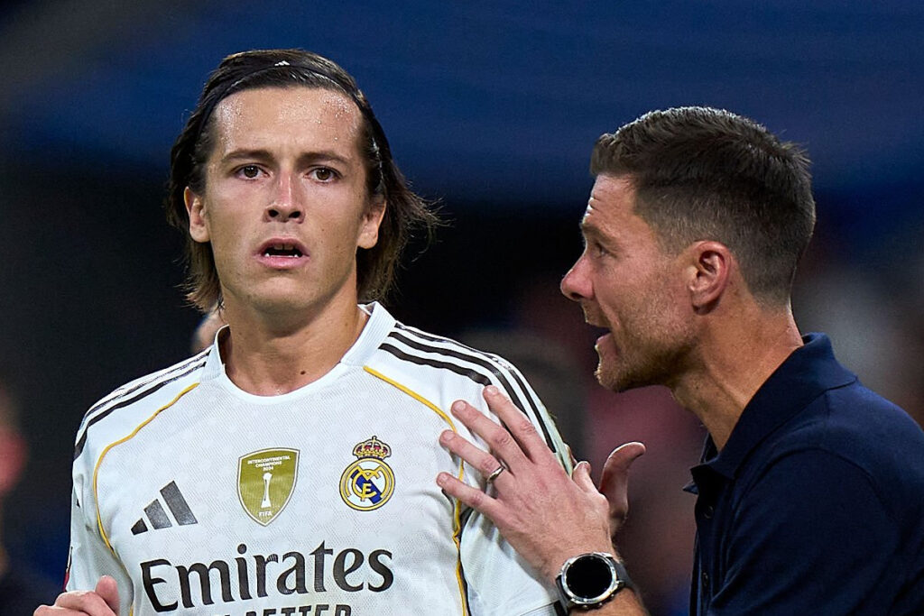 Xabi conversa con Álvaro Carreras (Getty)
